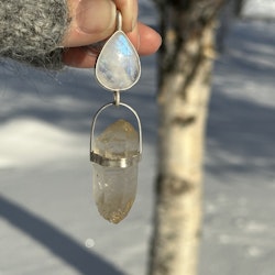 Regnbågsmånsten med dubbelterminerad bergkristall från Sverige