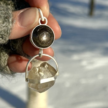 Star sapphire with naturally double-terminated Enhydro from the Himalayas