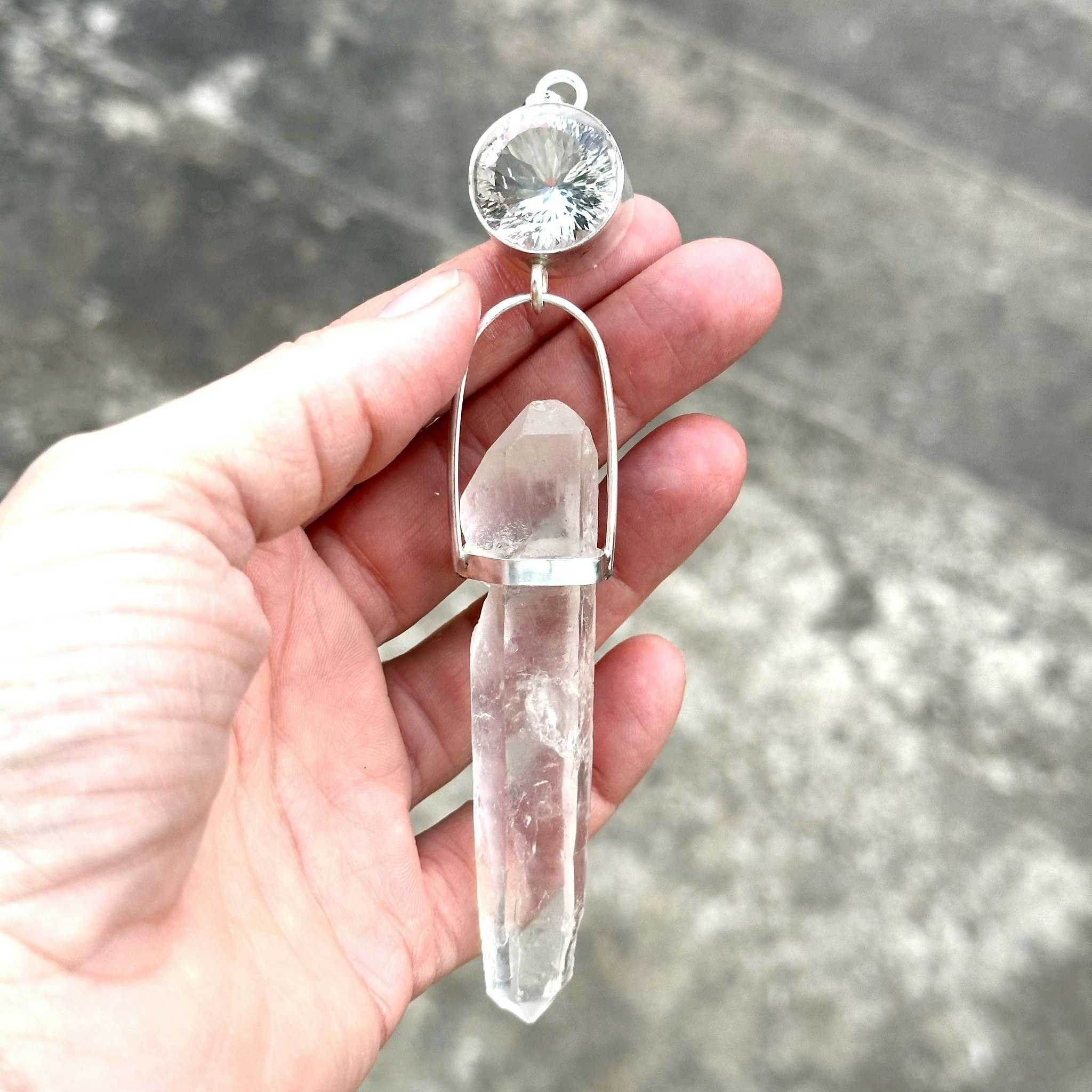 Facettslipad bergkristall med dubbelterminerad Lemurien kristall