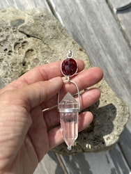 Masterpiece - Garnet with clear quartz Vogel crystal