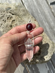 Masterpiece - Garnet with clear quartz Vogel crystal