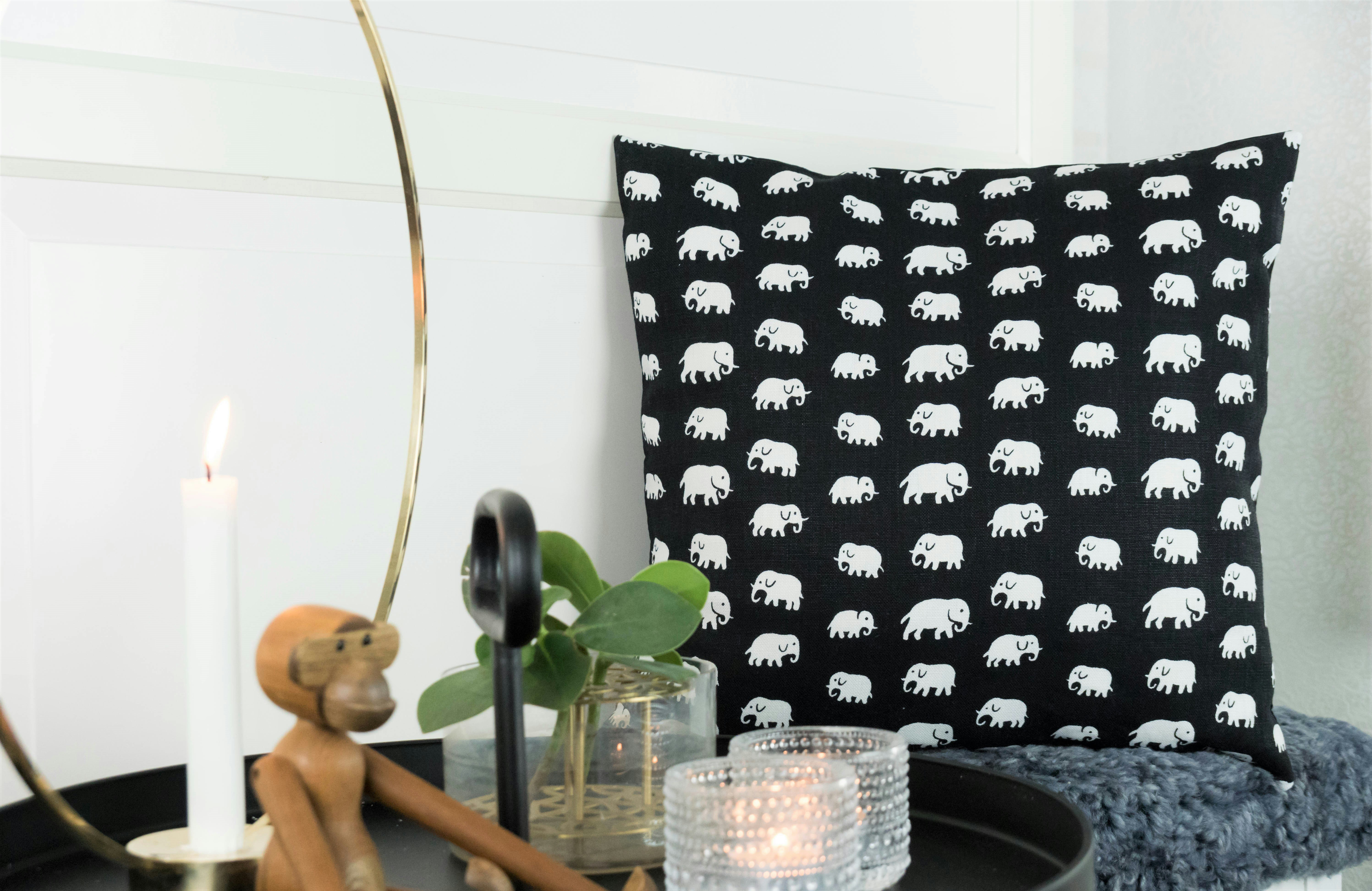 Elefant svart 50x50 - Nordic Design House