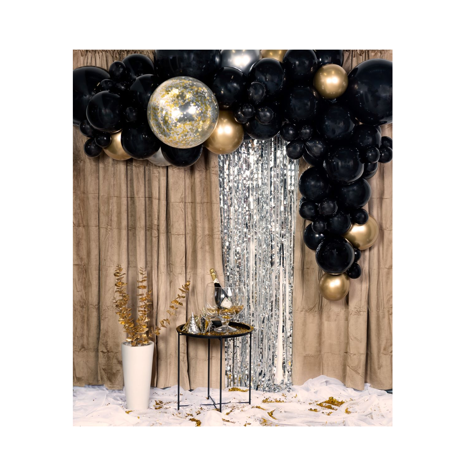 Ballongbåge Arch Kit Svart & Guld med Konfetti Bomb
