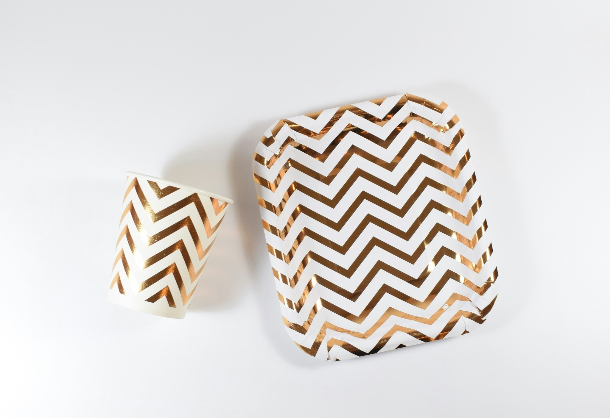 Pappersmuggar och Tallrikset Vit och Guld Metallic 20-pack