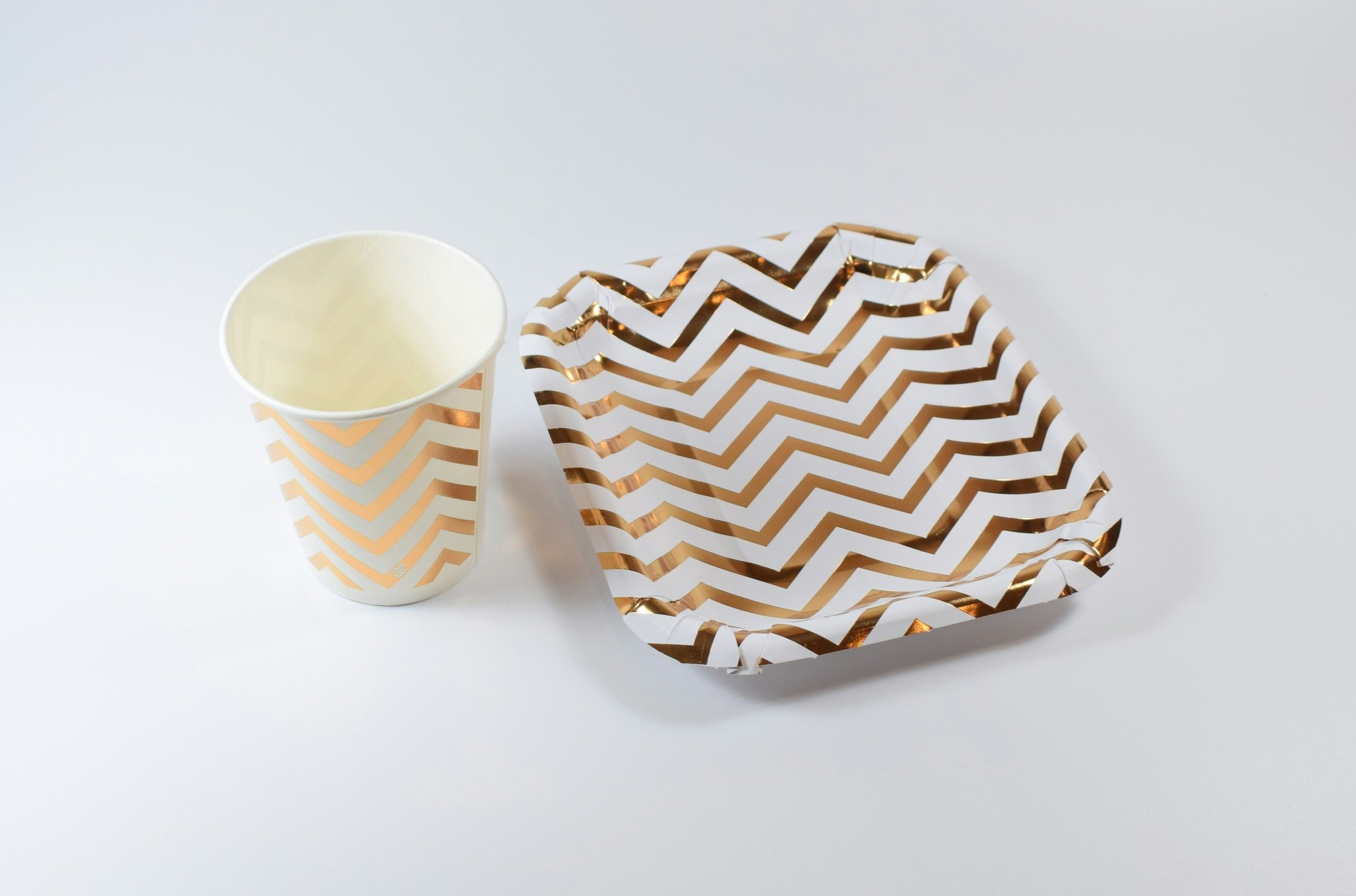 Pappersmuggar och Tallrikset Vit och Guld Metallic 20-pack