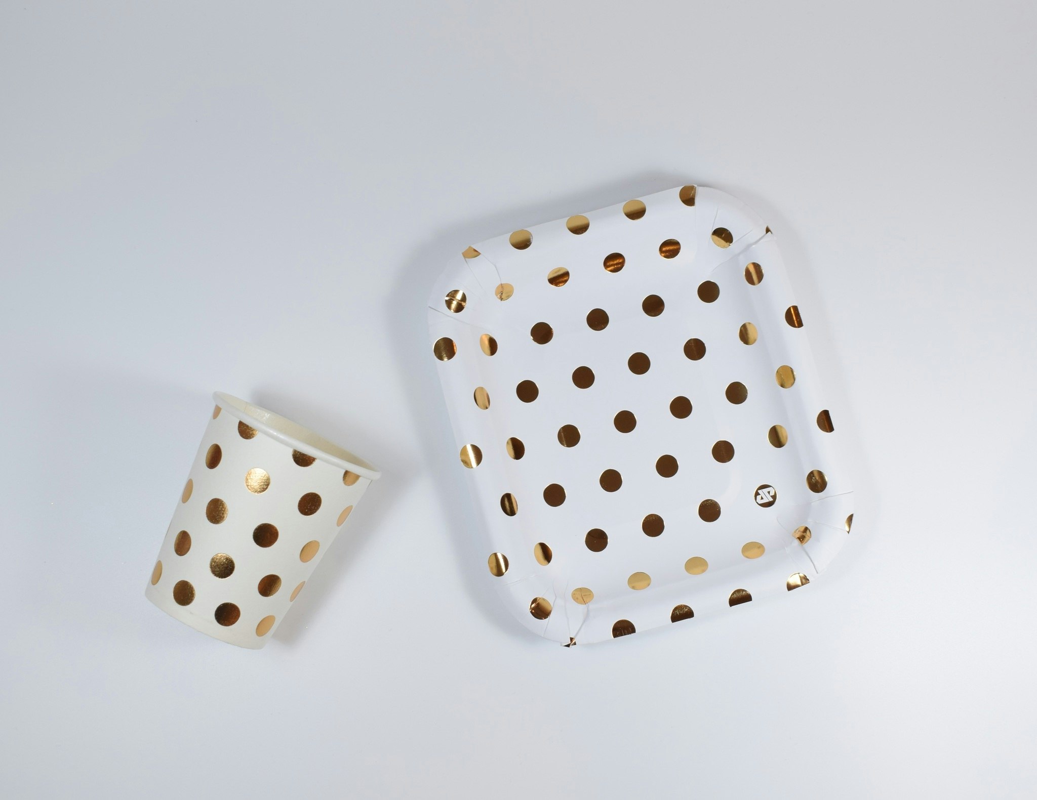 Pappersmuggar och Tallrikset Vit och Guld Metallic Dots 20-pack