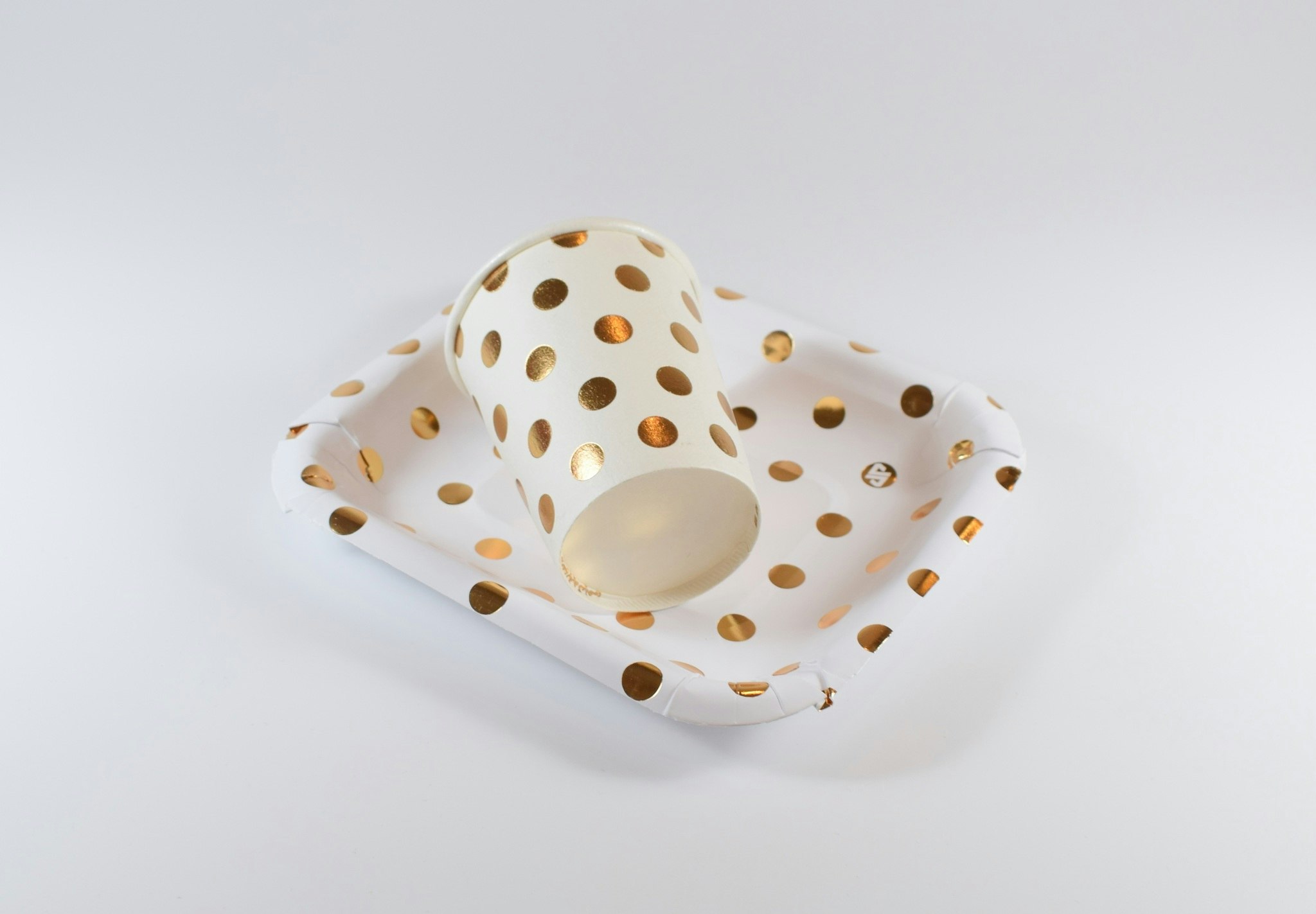 Pappersmuggar och Tallrikset Vit och Guld Metallic Dots 20-pack