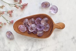 Ametist Mini Cuddle Stone mellan