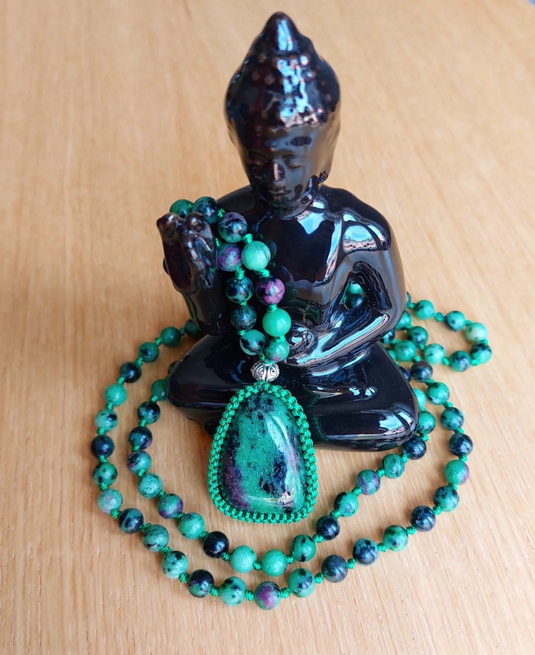 Mala | Zoisite med rubin