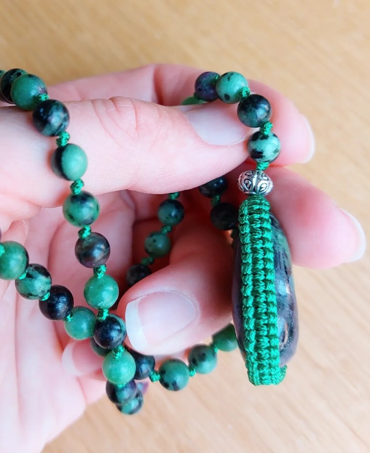 Mala | Zoisite med rubin