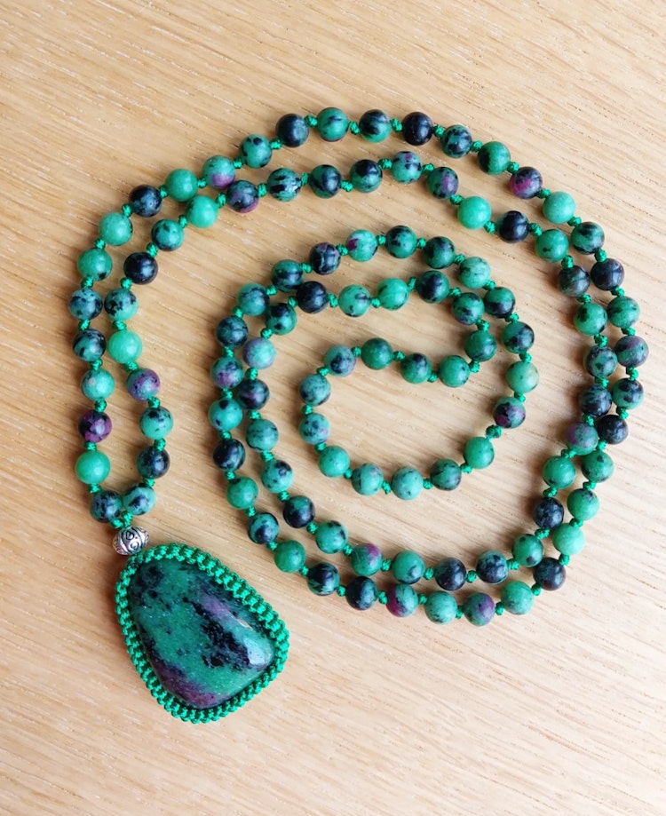 Mala | Zoisite med rubin