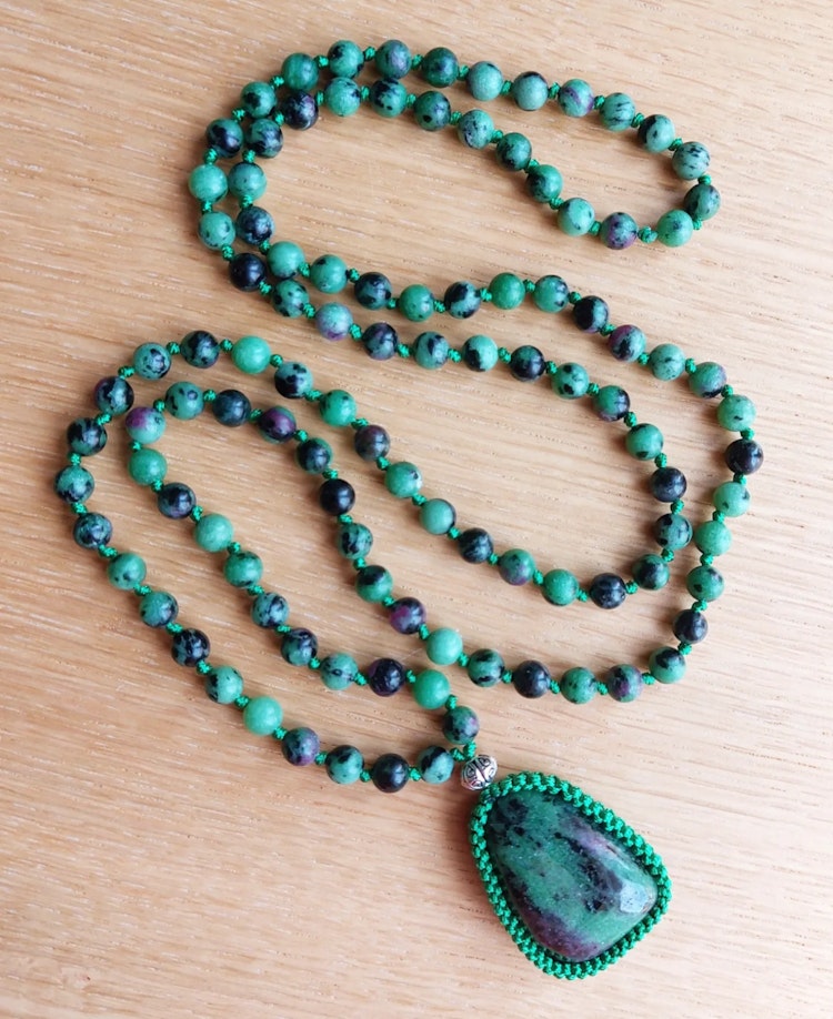 Mala | Zoisite med rubin