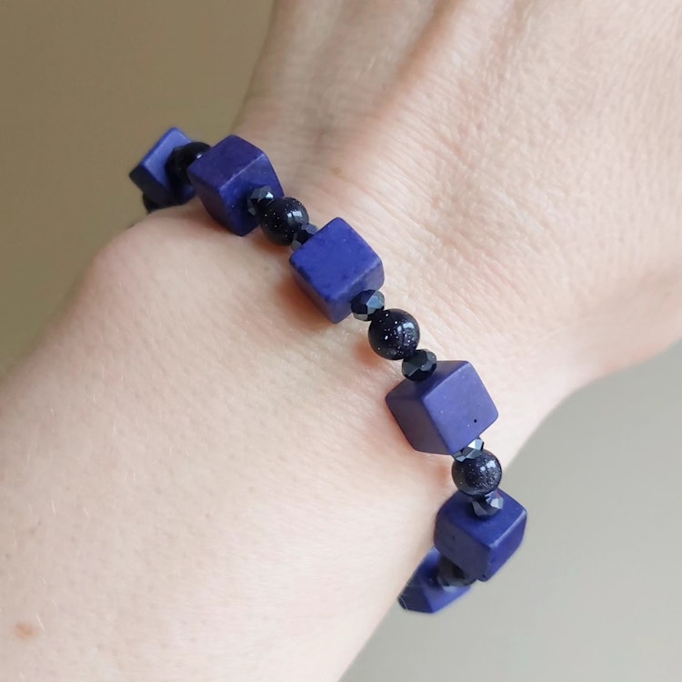 Elastiskt armband | Syntetisk turkos & blå guldsten
