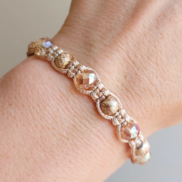 Makraméarmband med knapp | Glas