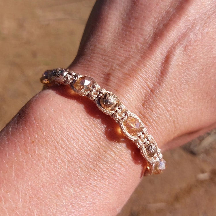 Makraméarmband med knapp | Glas