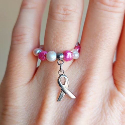 Ring sötvattenspärlor Rosa Bandet