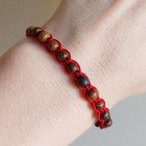 Makraméarmband med knapp | Trä