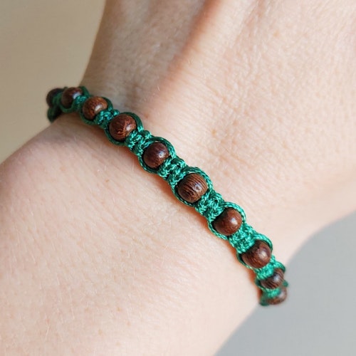 Makraméarmband med knapp | Trä