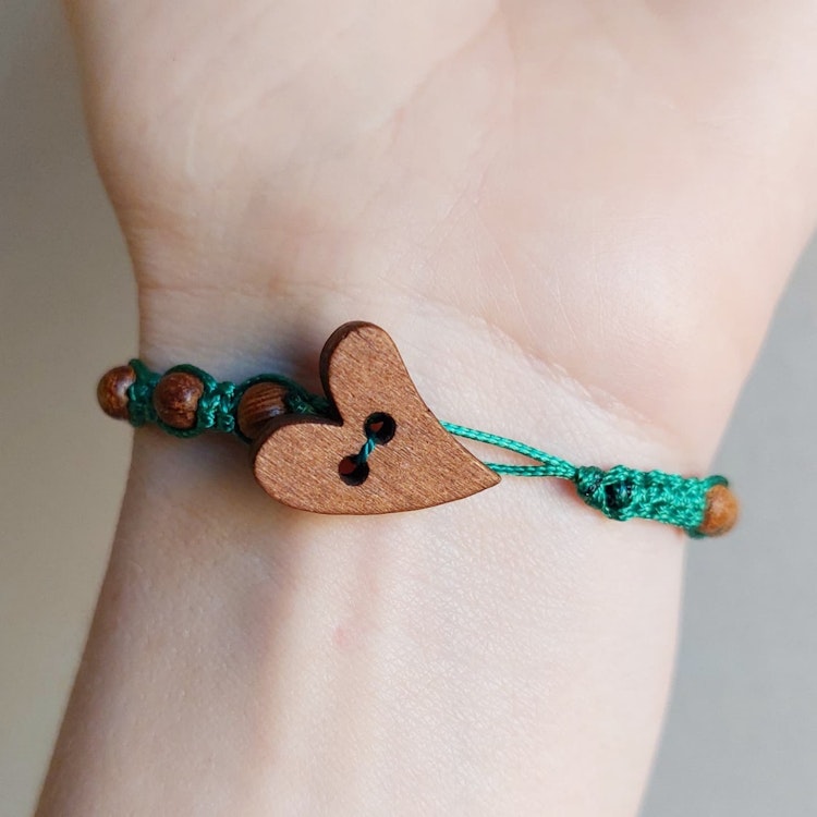 Makraméarmband med knapp | Trä