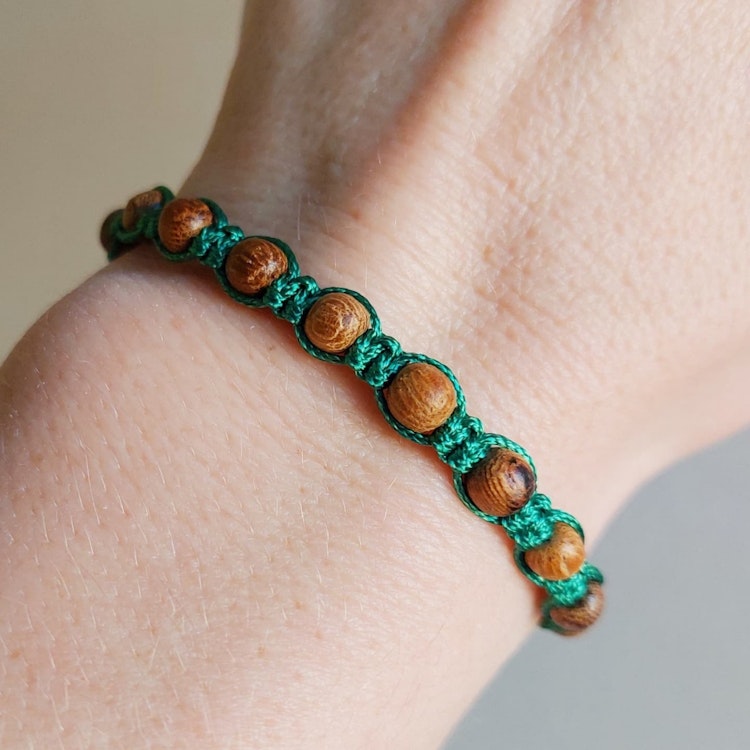 Makraméarmband med knapp | Trä