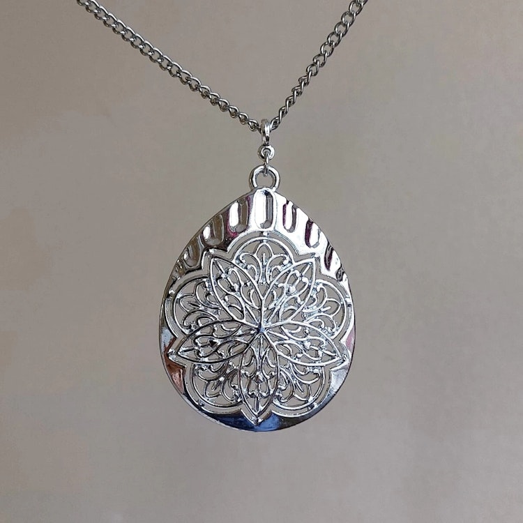 Halsband med hänge | Metall
