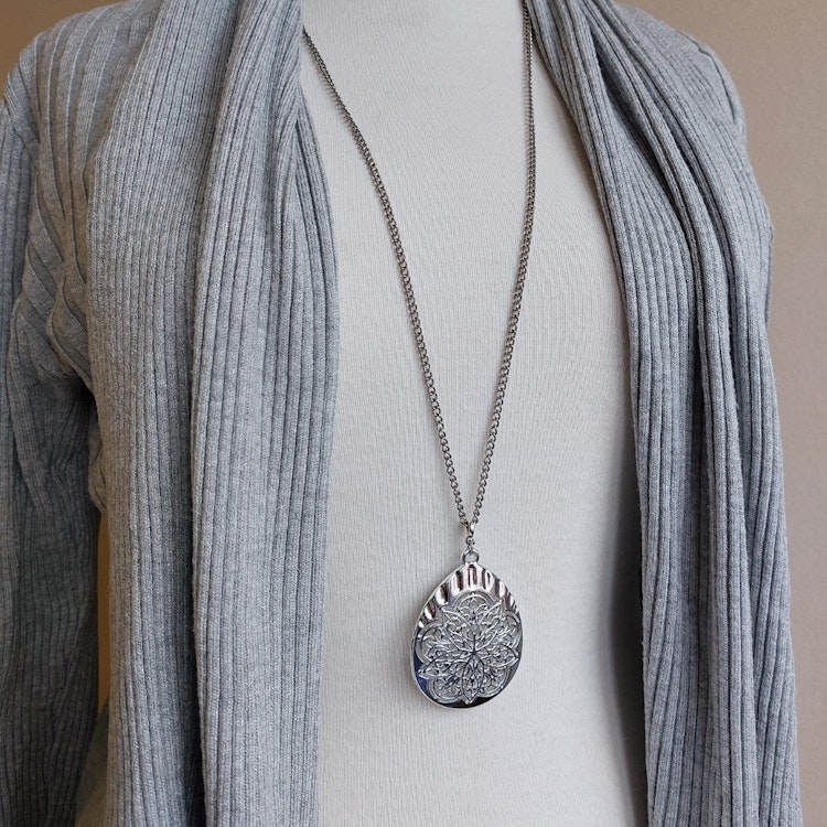 Halsband med hänge | Metall