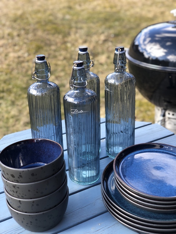 Bitz Kusintha Vattenflaska 1,2 liter blå, tallrik Gastro 21 och 27 cm svart/mörkblå, skål 14 cm svart/mörkblå