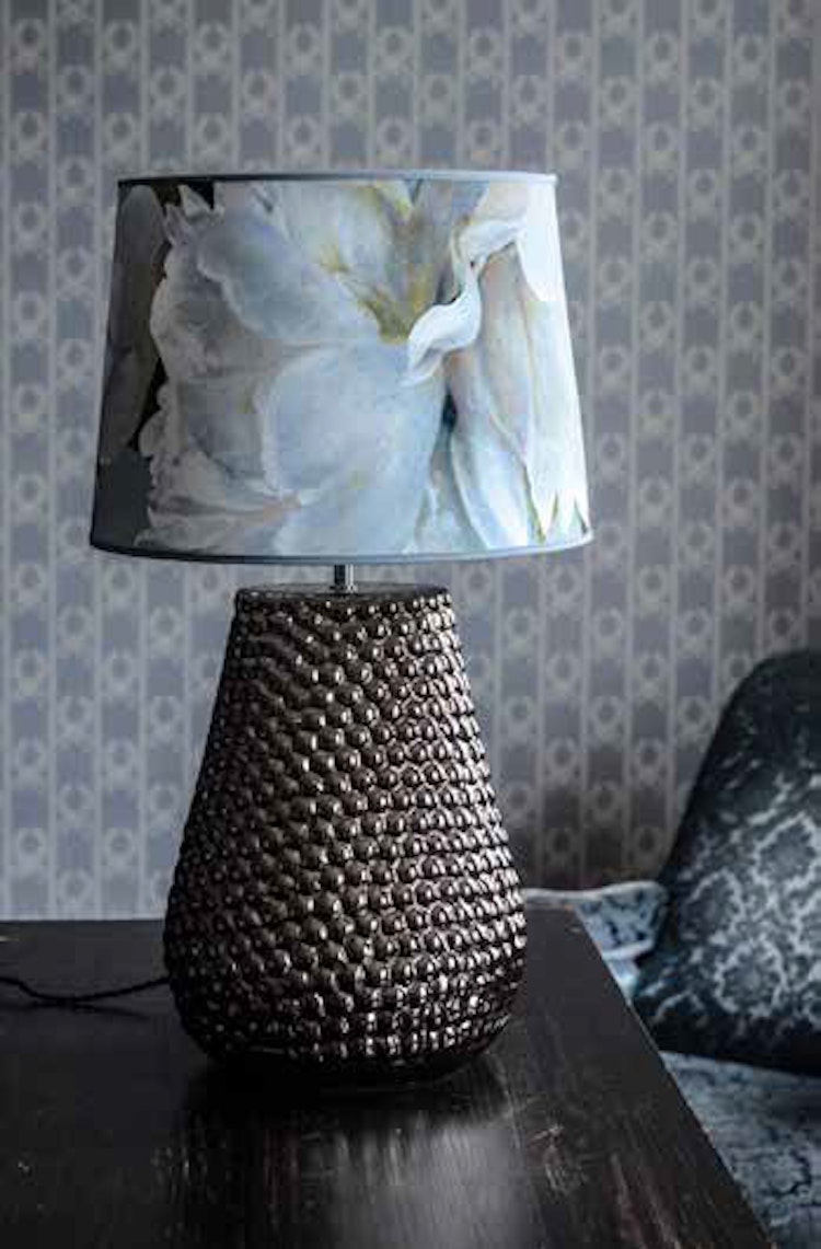 Lampskärm Peonia Grande, 35 cm, tyg från Designers Guild, Hallbergs belysning