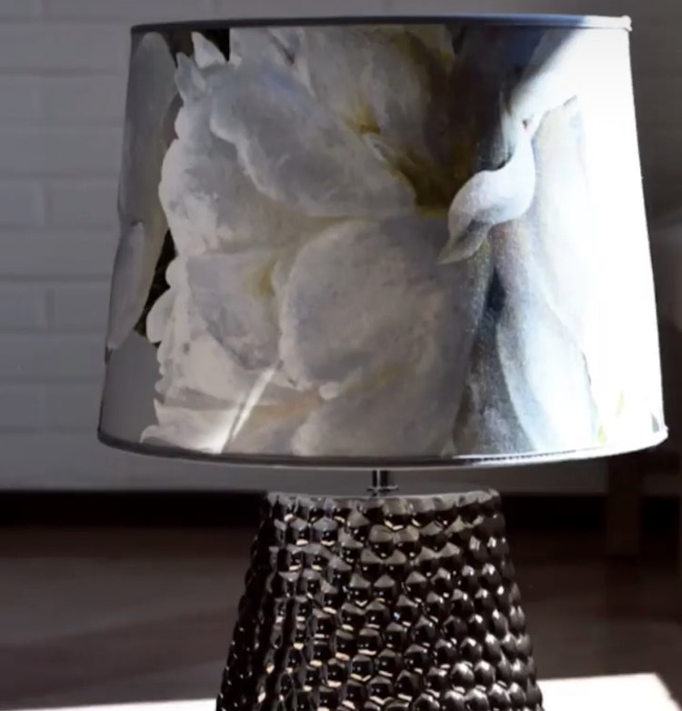 Lampskärm Peonia Grande, 35 cm, tyg från Designers Guild, Hallbergs belysning