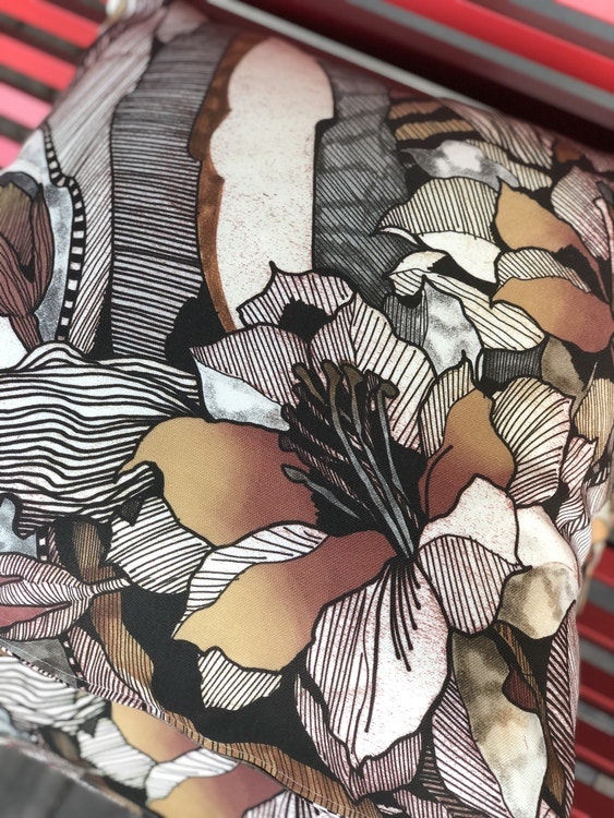Kuddfodral Modern Art Outdoor, brun, Jakobsdals textil, 60x60 cm, närbild