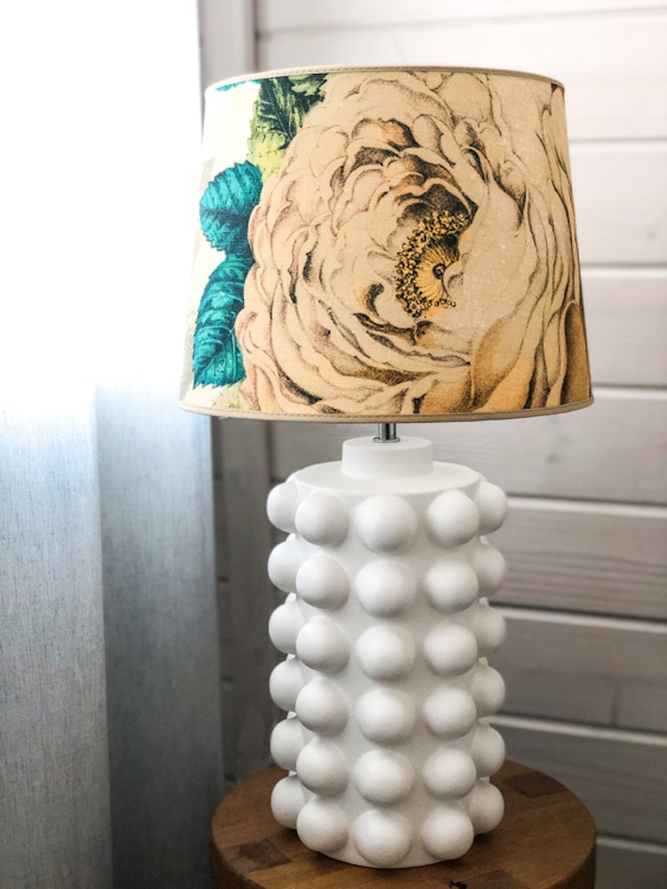 Lampfot Bubbels, matt vit, medium, 38 cm, Lampskärm The Rose 30, tyg från Designers Guild, Hallbergs belysning