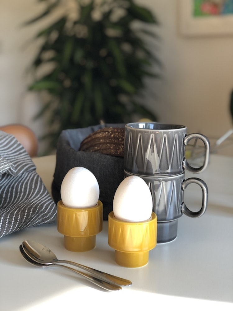 Coffee & More ljus/äggkopp, gul, Sagaform, grå kaffemugg