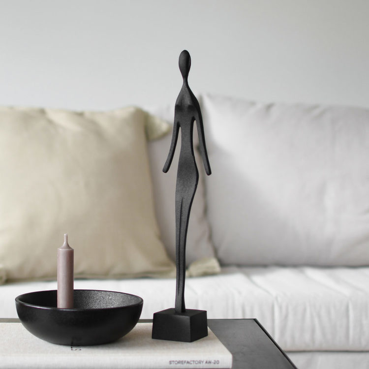 Skulptur kvinna, svart, Storefactory