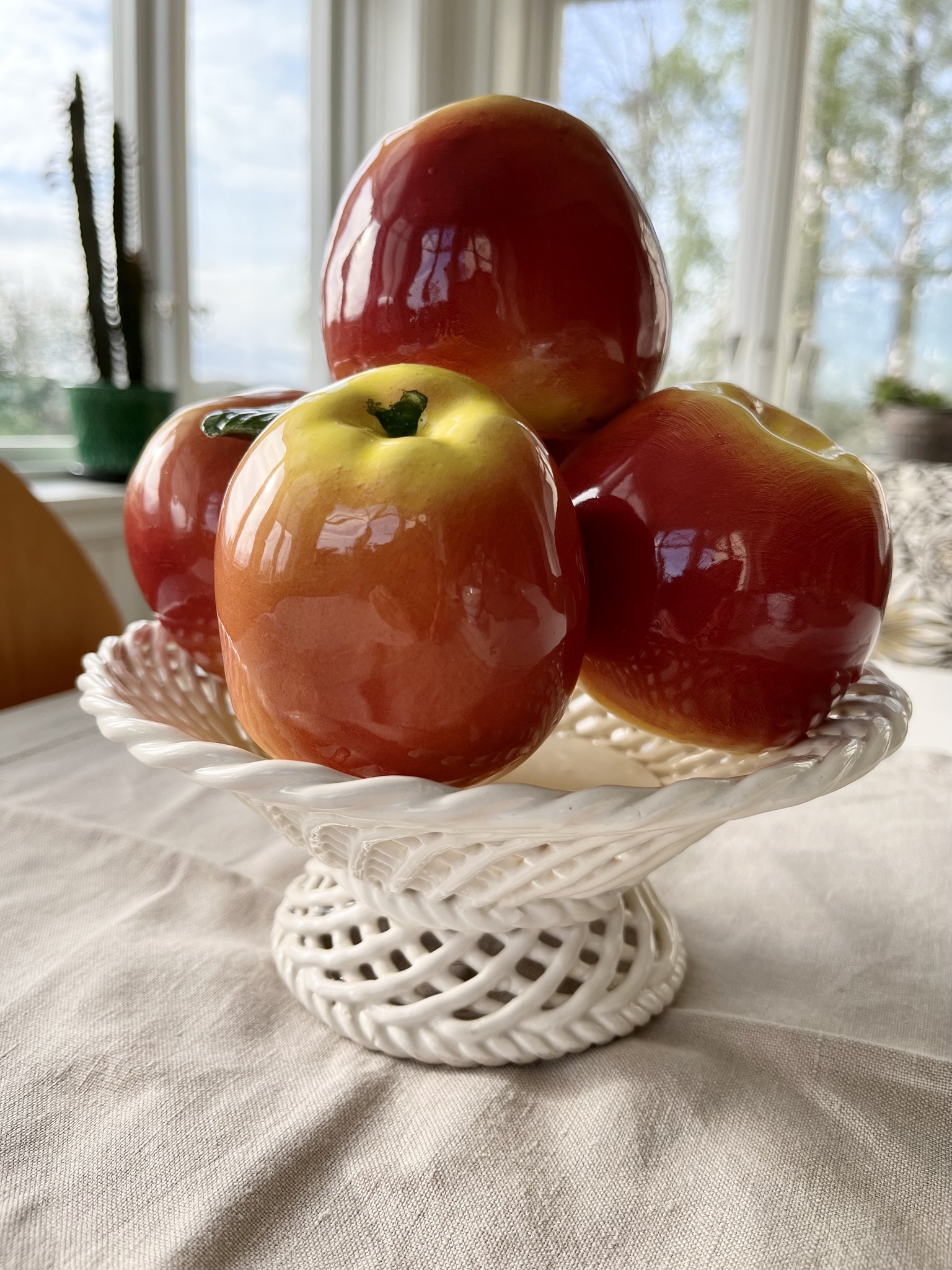 SÅLD Äpplen i gallerskål porslin, fruktporslin