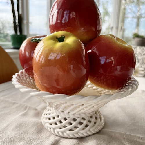 Äpplen i nätskål porslin, fruktporslin