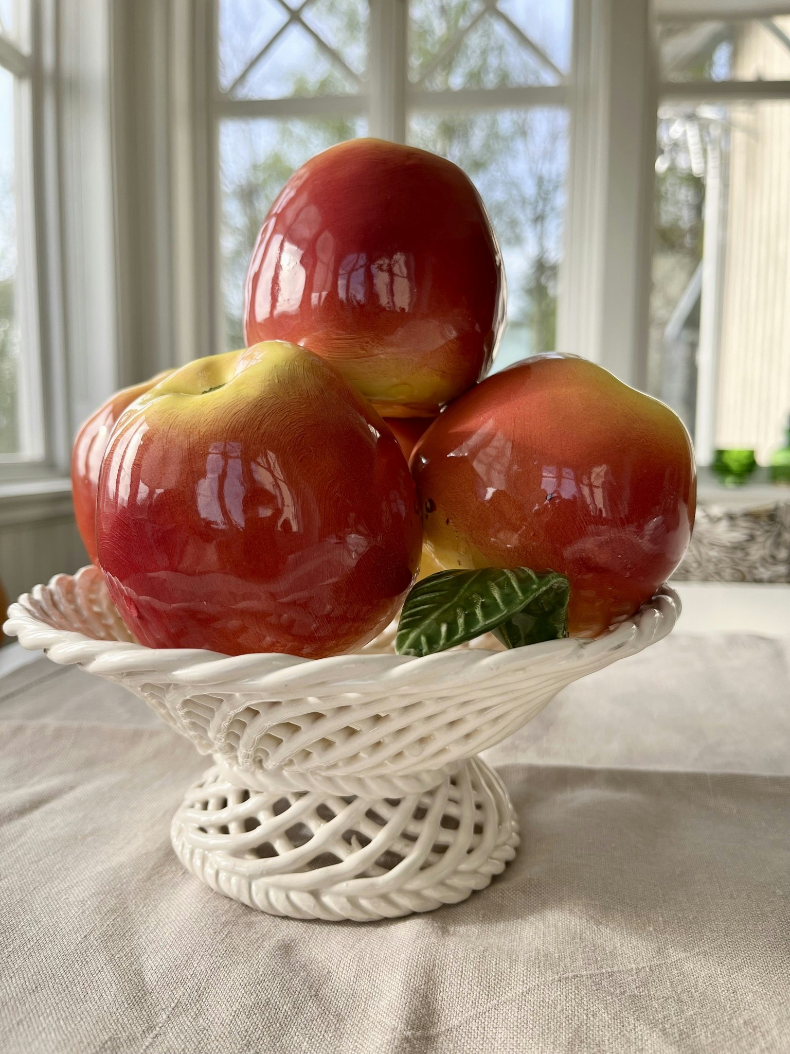 SÅLD Äpplen i gallerskål porslin, fruktporslin - Gröna huset Johannelund