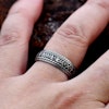 Flott ring med runer 8 mm bredde