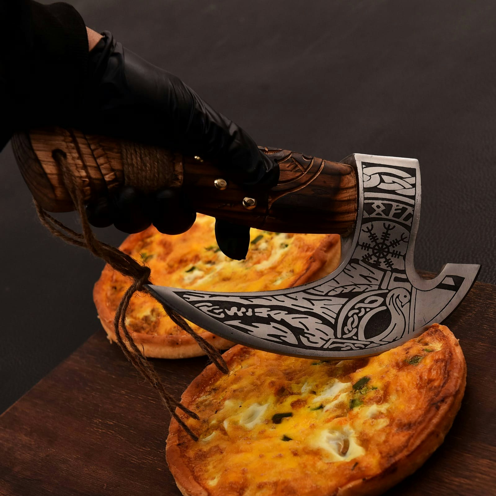 Pizza kutter med redselshjelmen/Ægishjálmur (13)