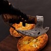 Pizza kutter med redselshjelmen/Ægishjálmur