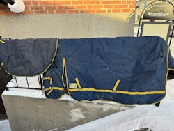 Sverigetäcket med hals 200g, 125 cm