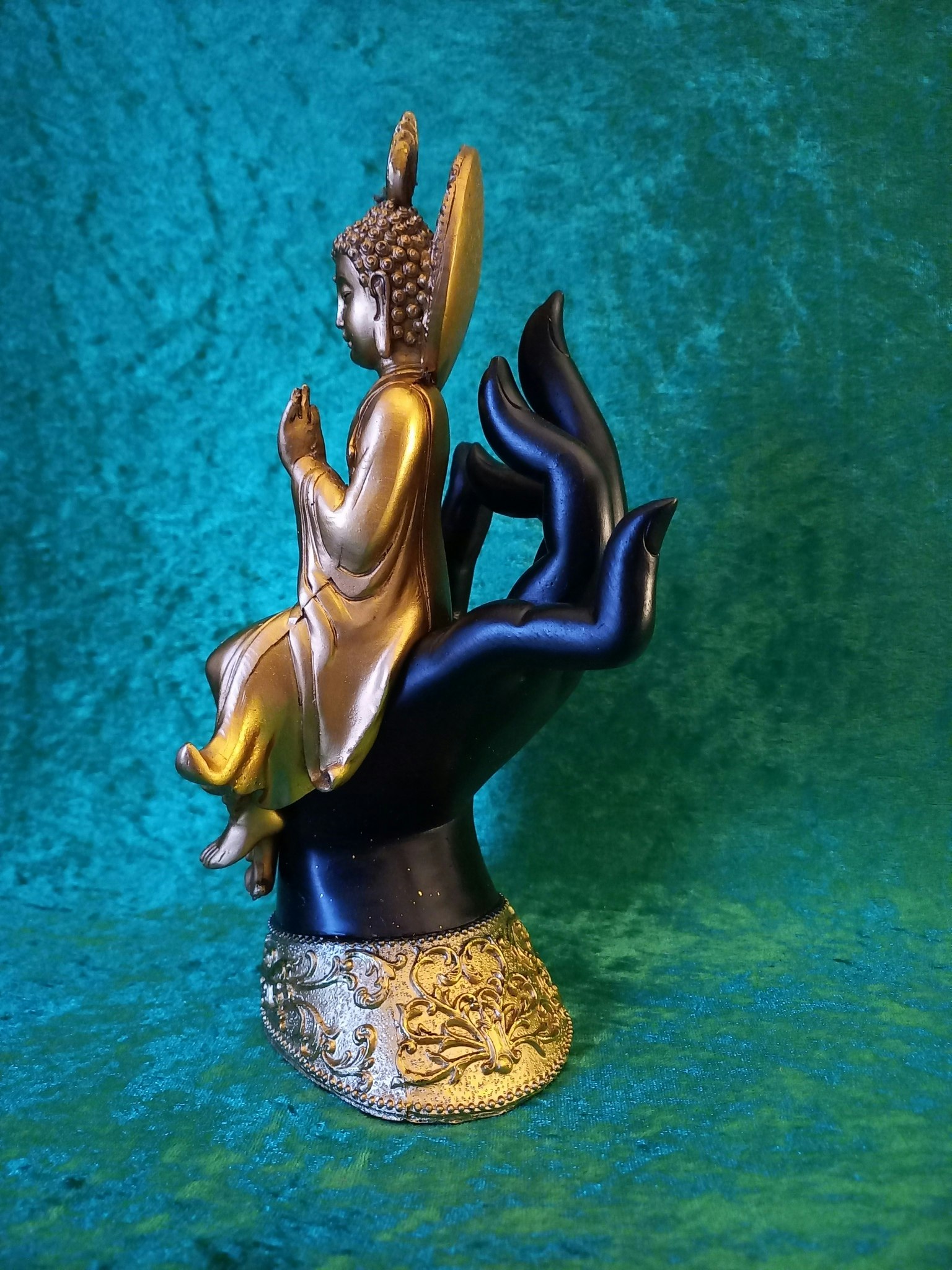 Guld Thai Buddha sittandes i hand
