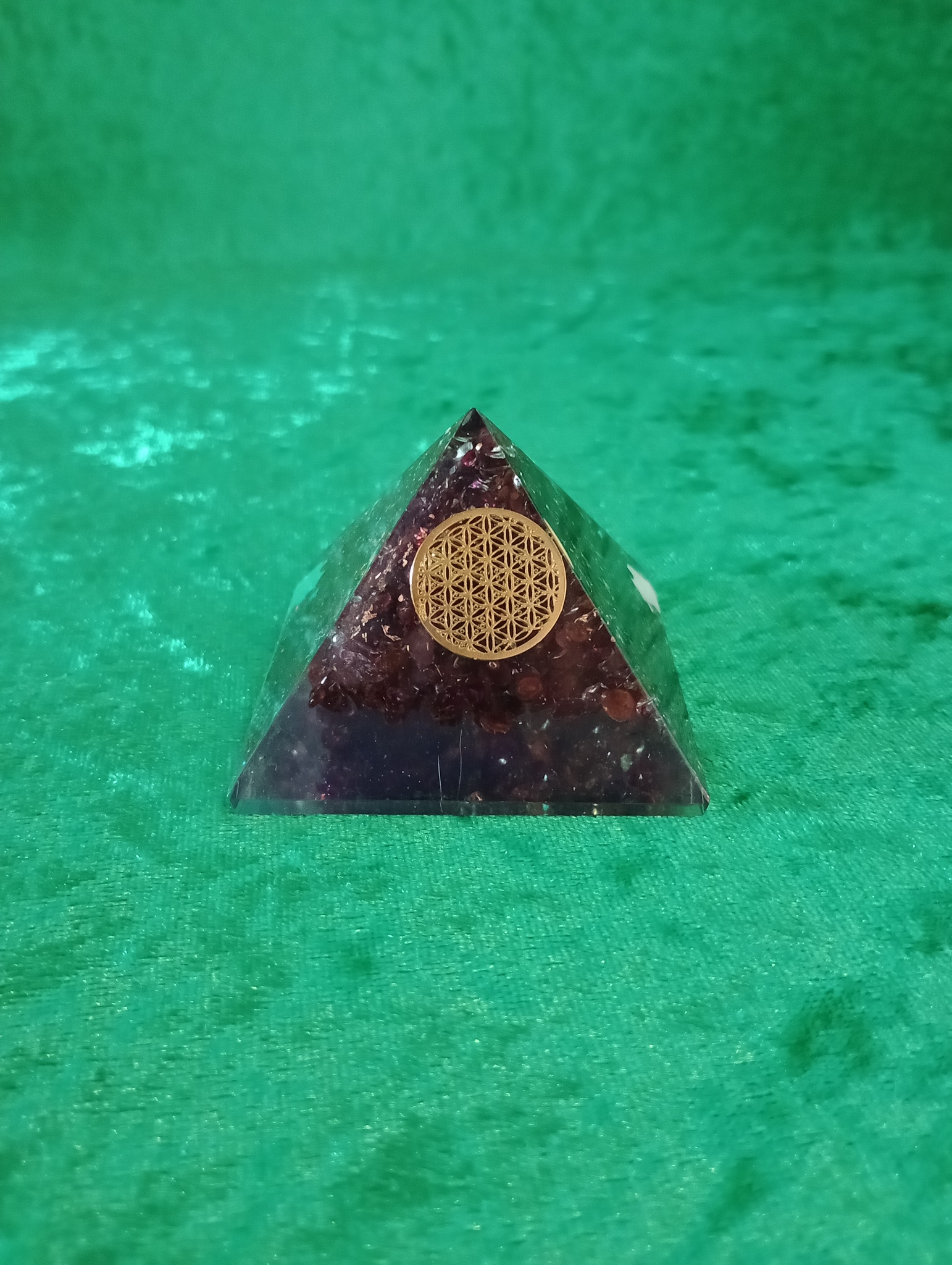 Organit Pyramid med Granat & livets Blomma