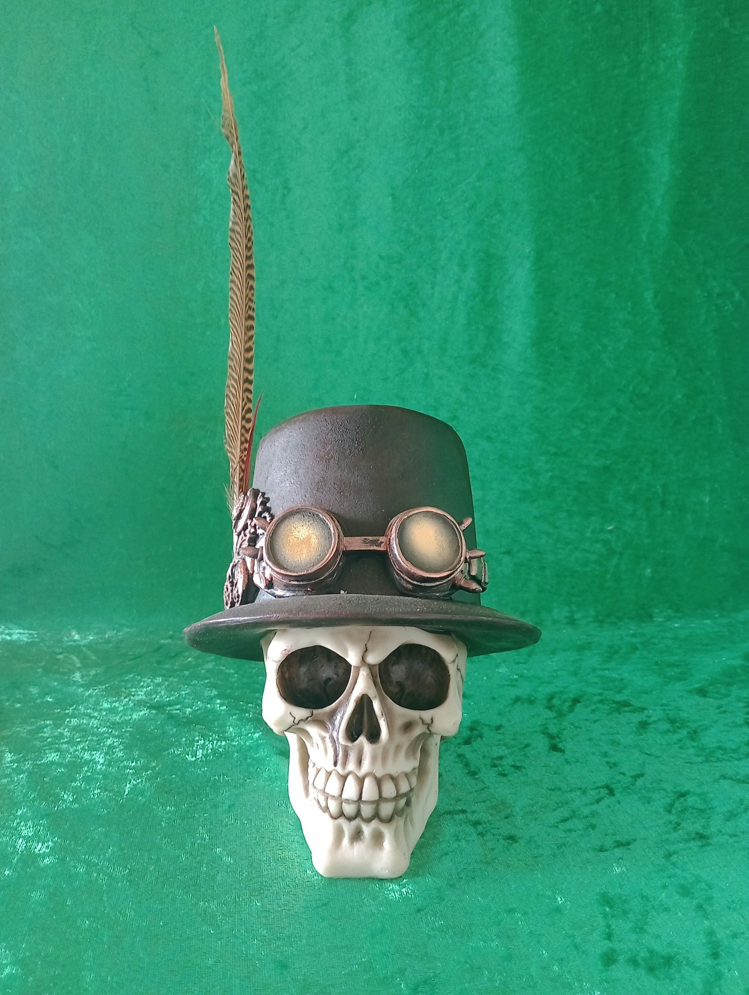 Döskalle med Hatt & Fjäder