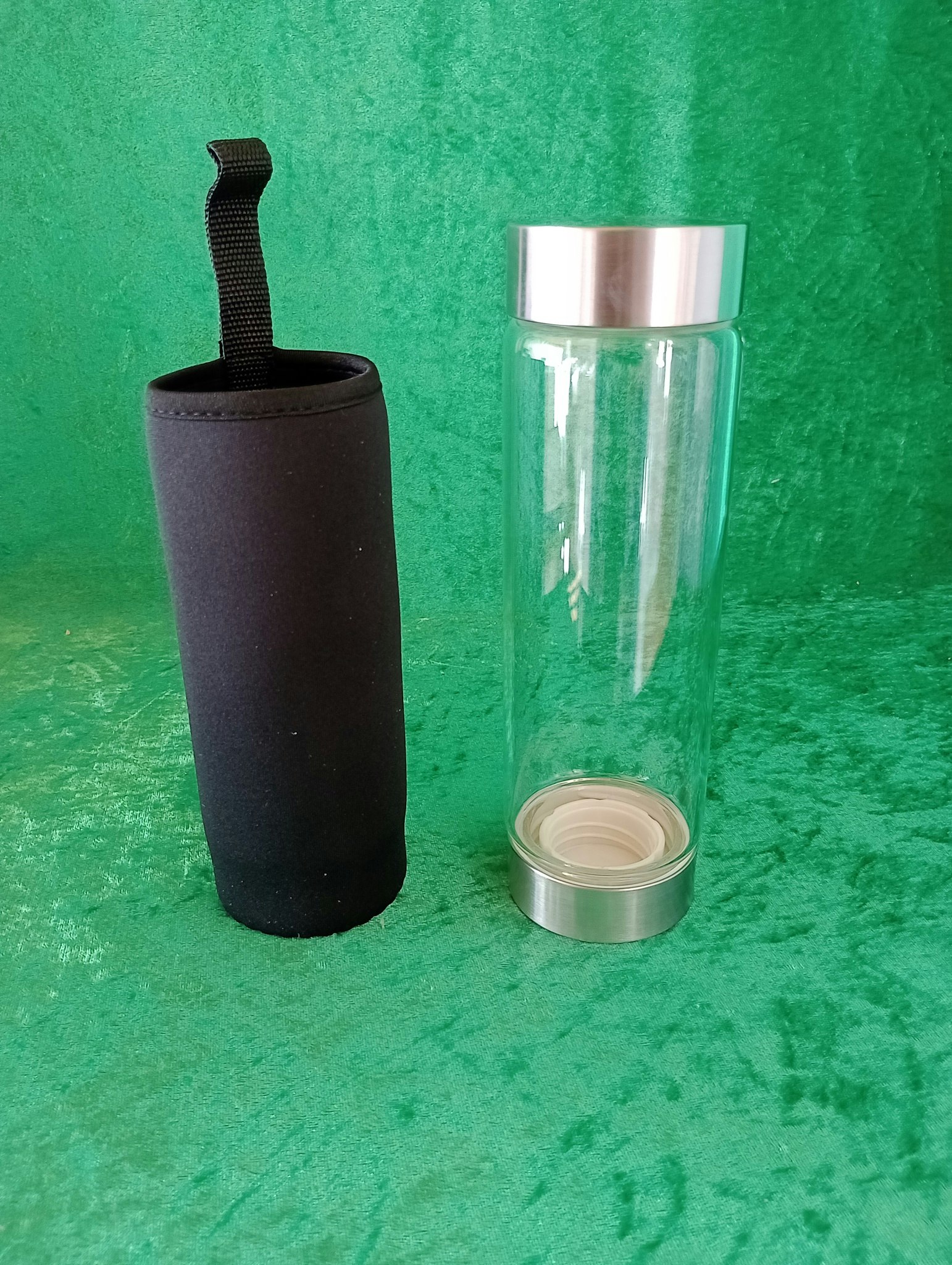 Vattenflaska av glas - metallbas och lock