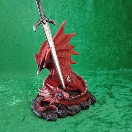 Röd drake med svärd