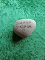 Sten med Text "Idag kan vara din bästa dag"