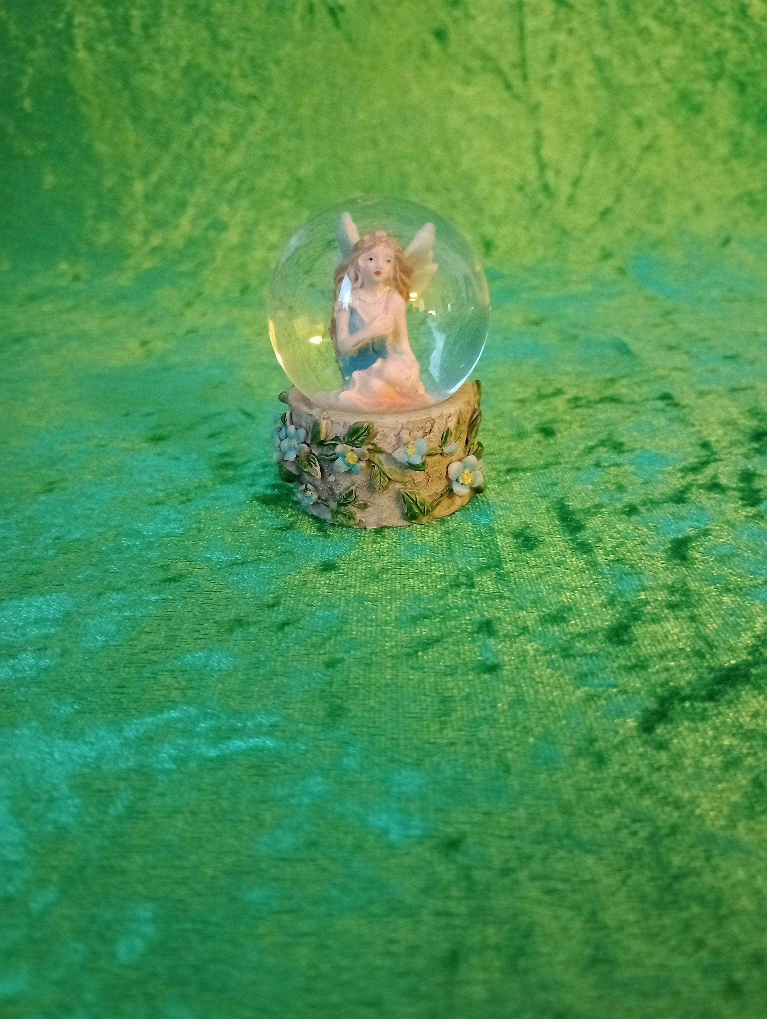 Liten blå snöglob med älva