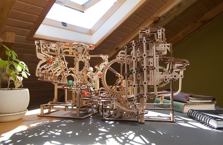 Ugears - Marble Run Stepped Hoist - Byggsats i trä