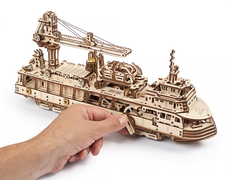 Ugears - Research Vessel - Byggsats i trä