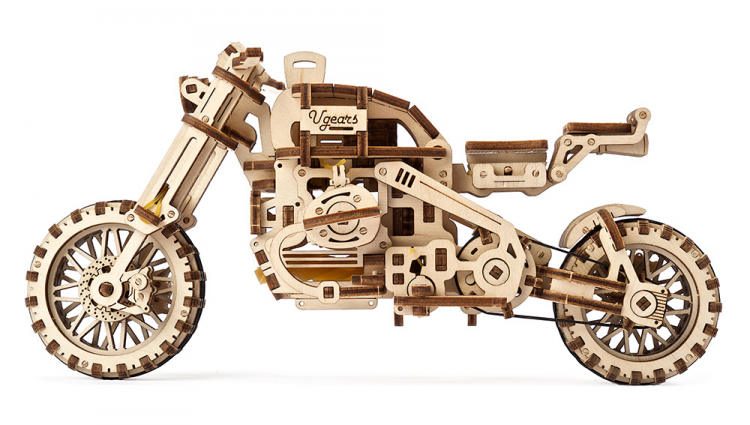 Scrambler motorcykel UGR-10 – Byggsats i trä. Vy från sidan